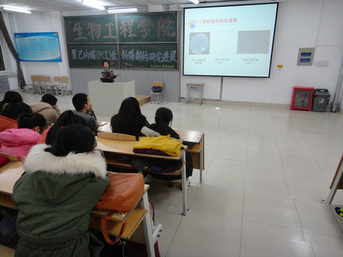 陈珊教授为学生介绍PCL研究上取得了突破性的进展