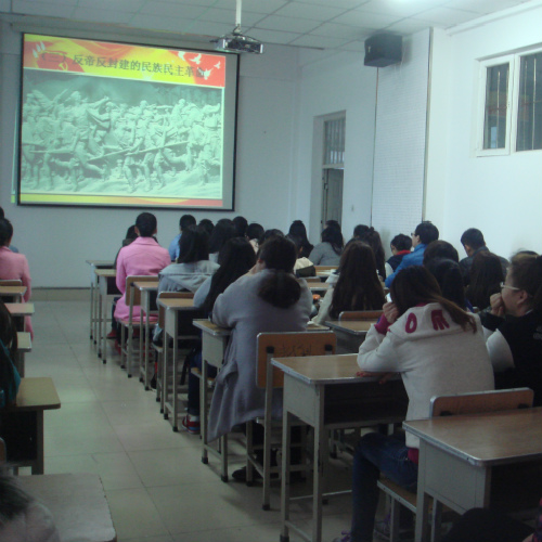 学生们认真听讲,积极思考