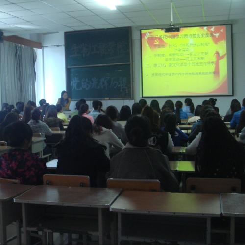 尤松霞同志向学生们讲解近代中国学习西方文化的反思