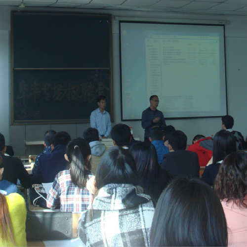 生物工程学院徐书记向学生们介绍阜丰有限公司
