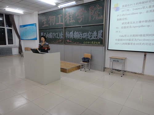 陈教授解答学生的提问