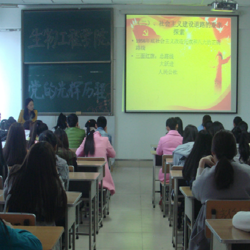 尤松霞同志为学生讲解社会主义道路的艰难探索